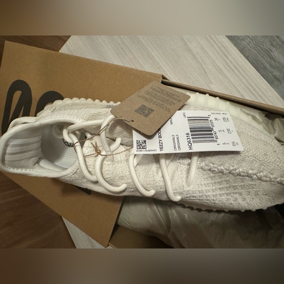 YEEZY Boost 350 V2 - Picture 3 of 8